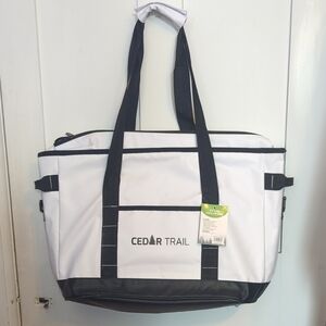 Cedar Trail 24 Can Cooler Bag. NWT.